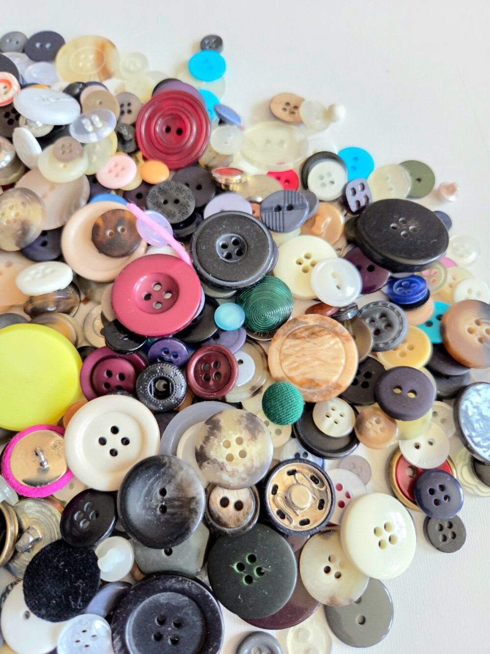 Lot of vintage buttons various sizes and colors. - Picture 2 of 7